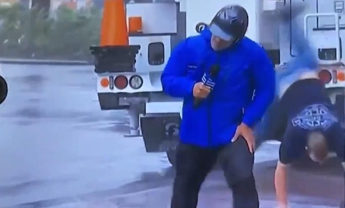 В сети стали вирусными ролики с прохожими, которые делают колесо во время сюжета об урагане Ида В сети стали вирусными ролики с прохожими, которые делают колесо во время сюжета об урагане Ида