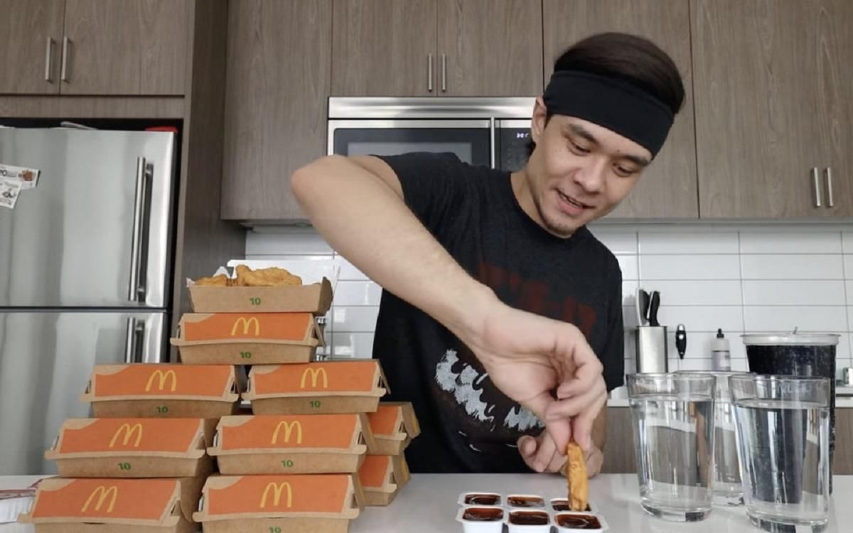 Побил собственный рекорд: американский блогер съел 120 наггетсов за 9 минут Побил собственный рекорд: американский блогер съел 120 наггетсов за 9 минут