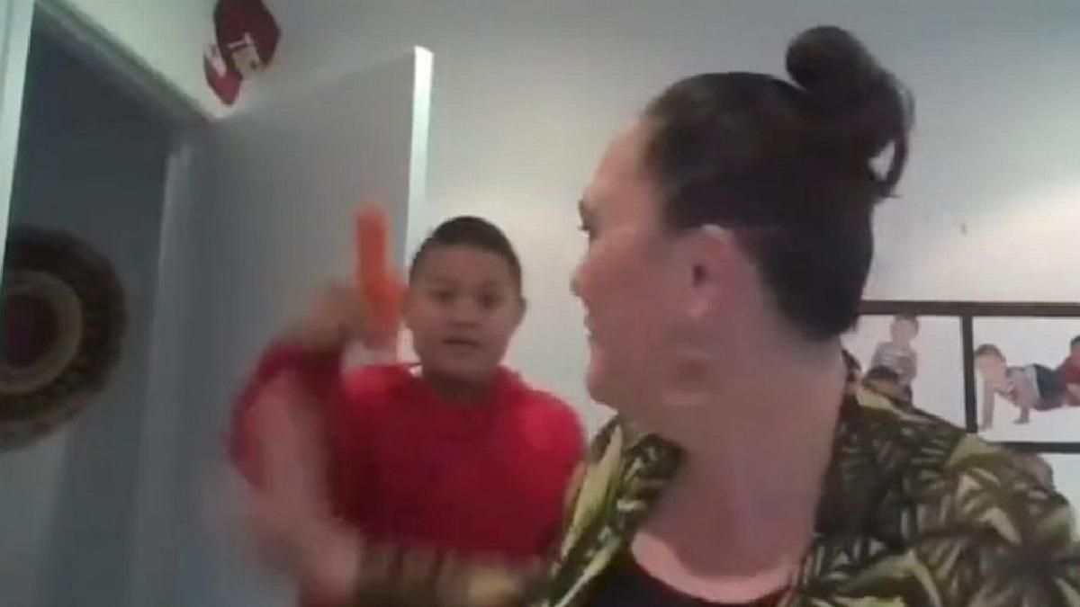 Министр прервала интервью из-за сына: он ворвался в прямой эфир с морковью странной формы Министр прервала интервью из-за сына: он ворвался в прямой эфир с морковью странной формы