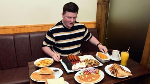 Журналіст намагався з'їсти величезний сніданок на 8000 калорій: що в нього входить