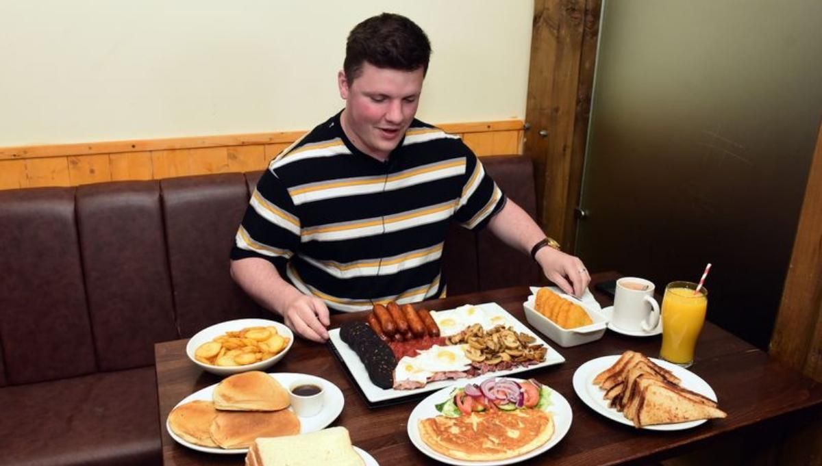 Непобедимый "Титан": журналист попытался съесть огромный завтрак на 8000 калорий - Развлечения