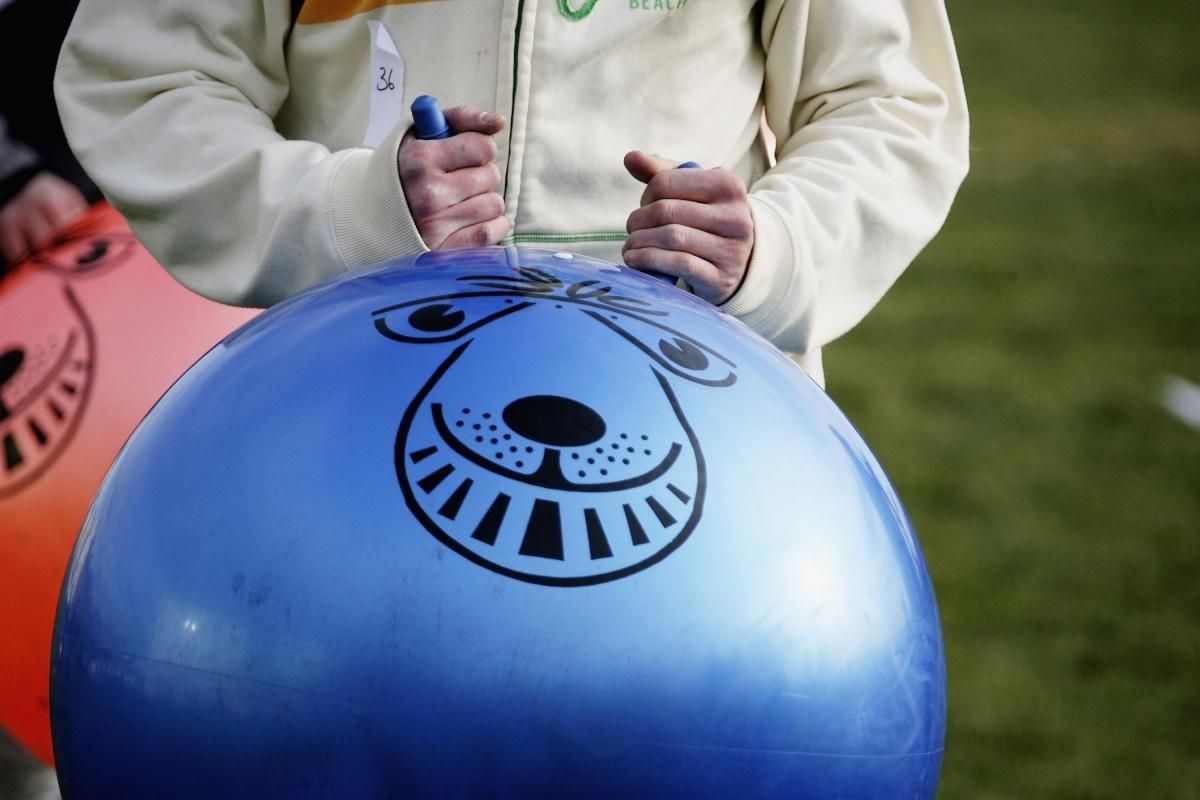 Чоловік подолав на фітболі 16 кілометрів: усе заради рекорду і благочинності - Розваги Чоловік подолав на фітболі 16 кілометрів: усе заради рекорду і благочинності - Розваги