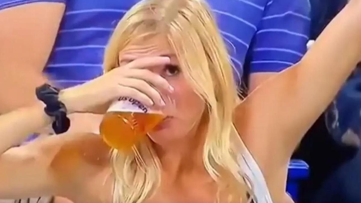 Болельщица стала звездой чемпионата по теннису в США: все благодаря пиву – курьезные видео - Новости спорта - Развлечения Болельщица стала звездой чемпионата по теннису в США: все благодаря пиву – курьезные видео - Новости спорта - Развлечения