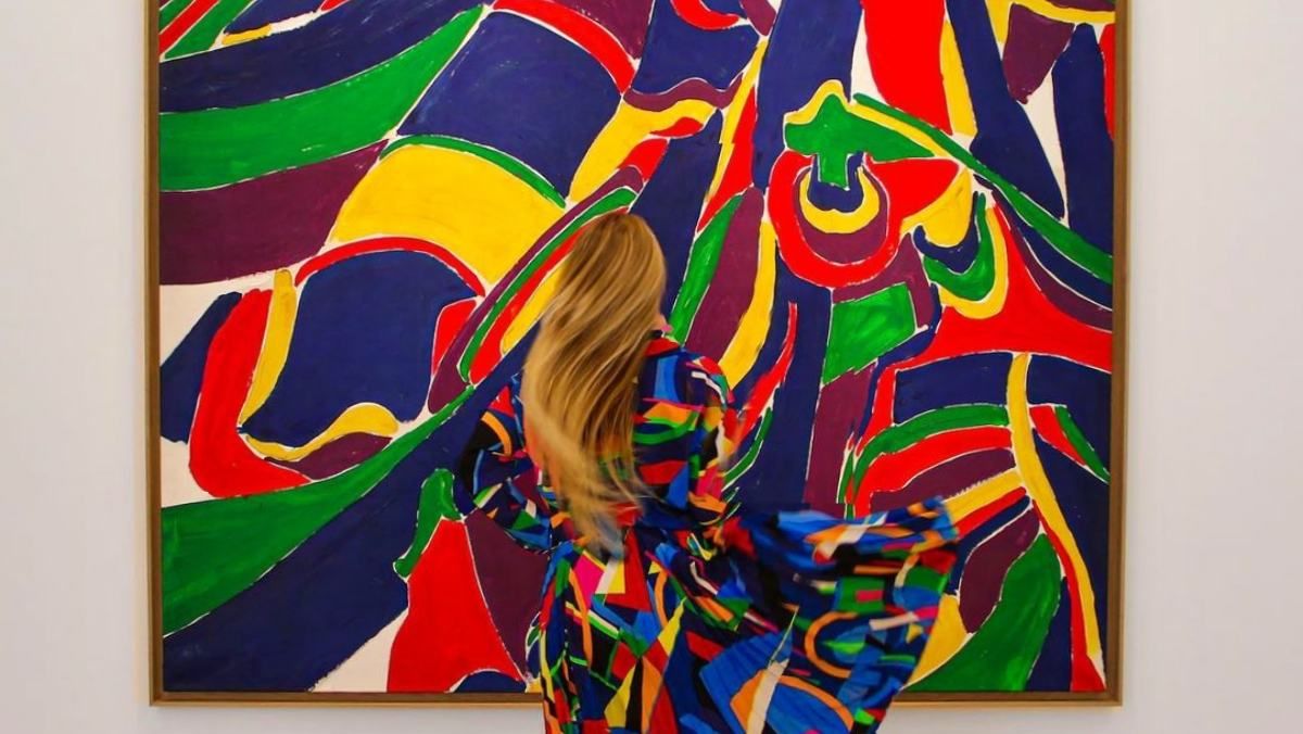 Жінка підбирає одяг, що ідеально пасує до витворів мистецтва: результат захоплює - Розваги Жінка підбирає одяг, що ідеально пасує до витворів мистецтва: результат захоплює - Розваги