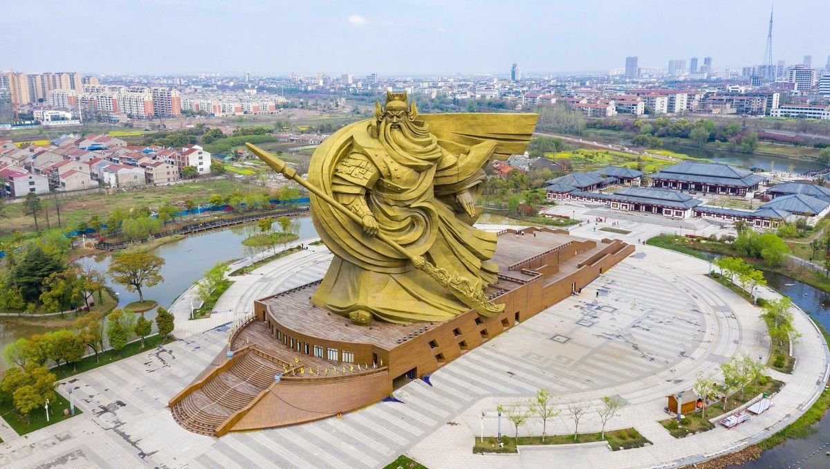 Не нравится местным жителям: в Китае за 24 миллиона долларов перенесут гигантскую статую