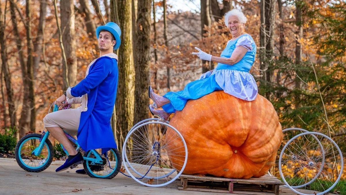 Никогда не поздно: 95-летняя бабушка с внуком разрывают сеть фото в забавных костюмах - Развлечения