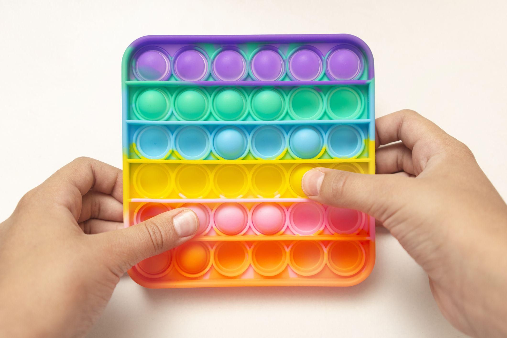 Возрождение 40-летней игрушки: как обезьяна популяризирует поп-ит Возрождение 40-летней игрушки: как обезьяна популяризирует поп-ит