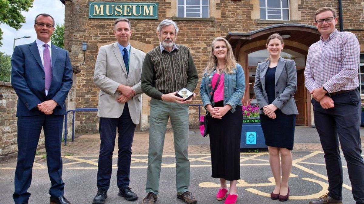 Прокинулась совість: грабіжник повернув музею брошку, вкрадену 26 років тому - Розваги Прокинулась совість: грабіжник повернув музею брошку, вкрадену 26 років тому - Розваги