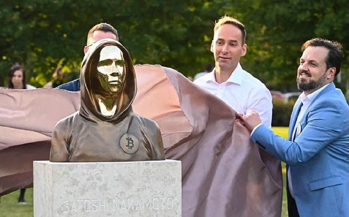 Замість обличчя – дзеркало: в Угорщині встановили статую творцеві біткоїна Сатоши Накамото Замість обличчя – дзеркало: в Угорщині встановили статую творцеві біткоїна Сатоши Накамото