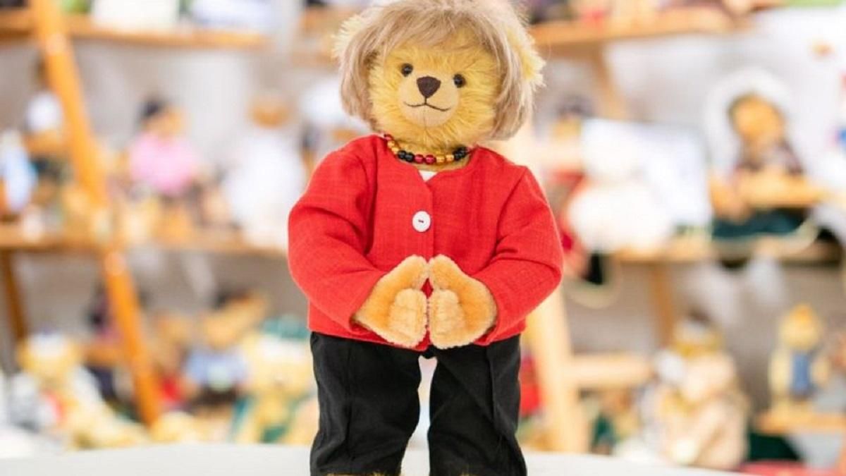 В честь окончания срока полномочий: в Германии создали плюшевого медведя "Меркель" В честь окончания срока полномочий: в Германии создали плюшевого медведя "Меркель"