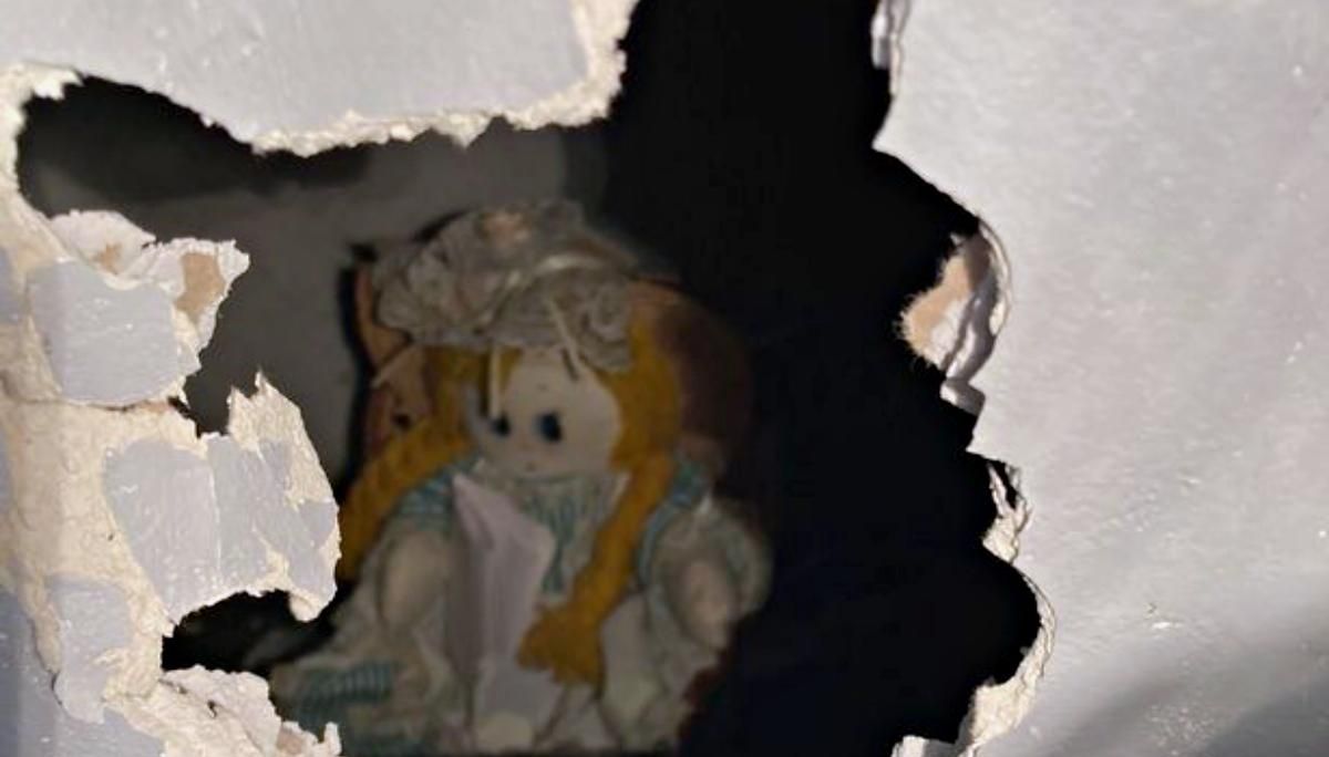 Схоже на фільм жахів: чоловік знайшов моторошне послання у стіні свого нового будинку - Розваги Схоже на фільм жахів: чоловік знайшов моторошне послання у стіні свого нового будинку - Розваги