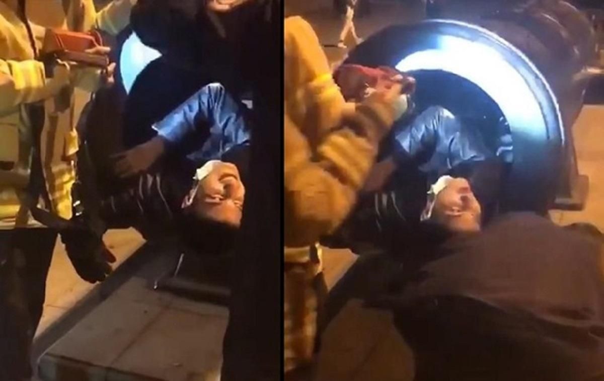 Хотів отримати ефектні фото: чоловік застряг у жерлі гармати – курйозне відео