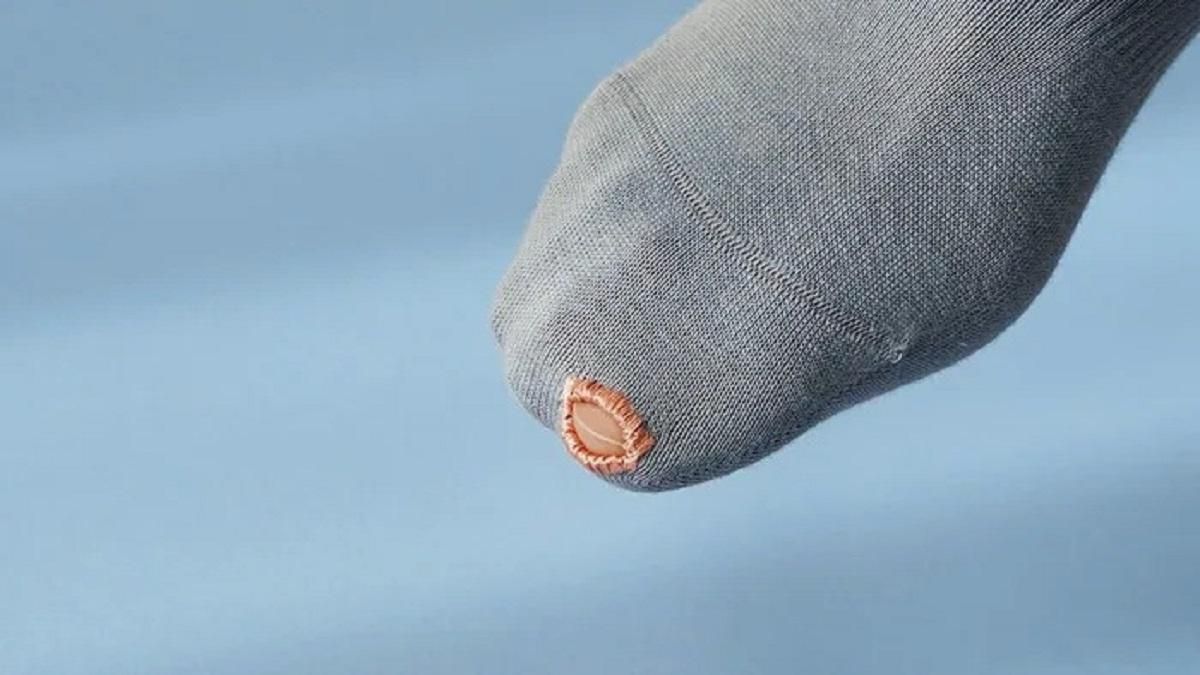 Модно и экономно: дизайнер представил носки с дыркой на большом пальце