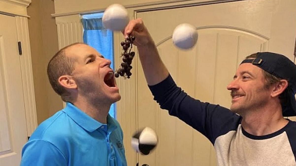 Установил рекорд: американец за минуту поймал ртом 35 виноградин, пока жонглировал - Развлечения