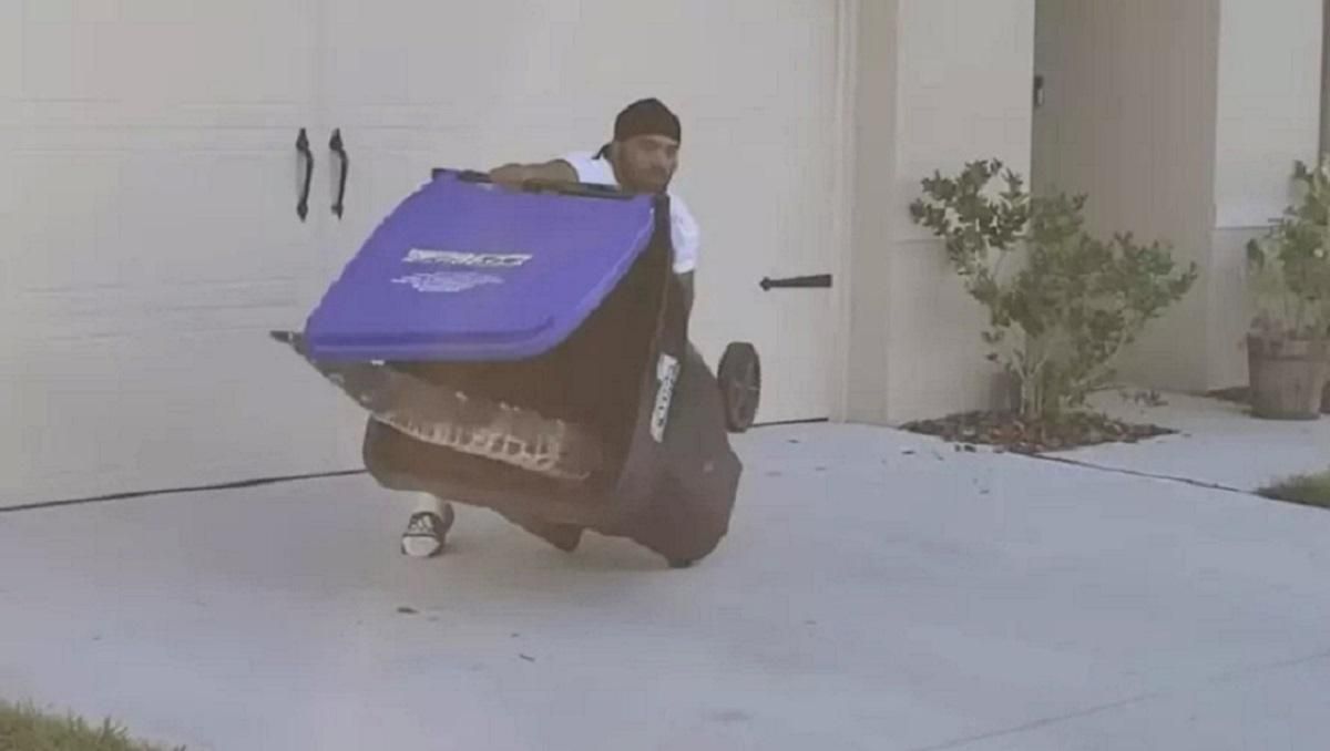 Чоловік врятував сусідів від алігатора, піймавши його в сміттєвий бак, і став героєм соцмереж Чоловік врятував сусідів від алігатора, піймавши його в сміттєвий бак, і став героєм соцмереж