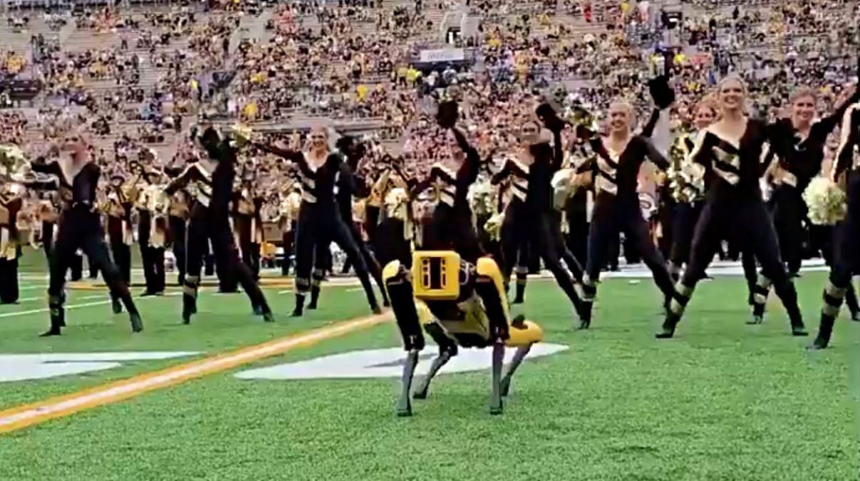 Робопес Boston Dynamics станцевал с американскими чирлидершами: зажигательное видео - Новости технологий - Развлечения Робопес Boston Dynamics станцевал с американскими чирлидершами: зажигательное видео - Новости технологий - Развлечения