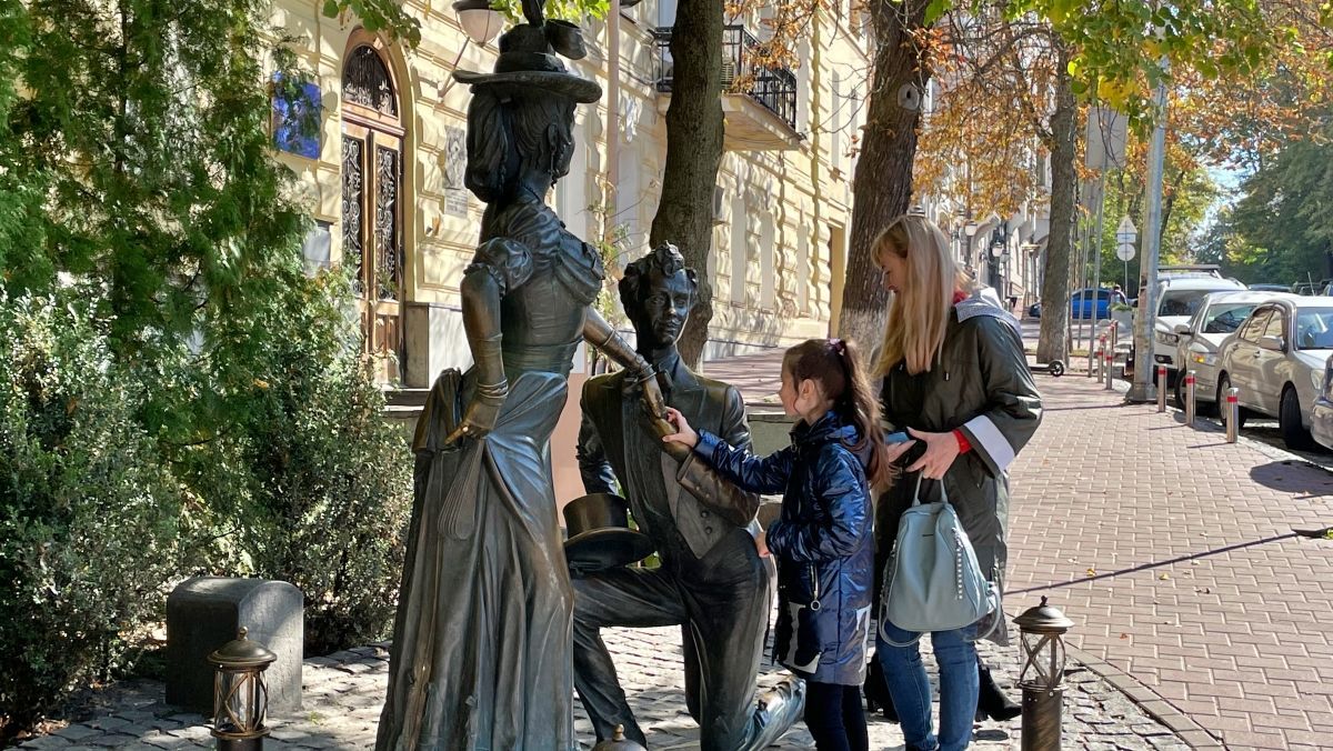 Скульптура Проні Прокопівни із фільму "За двома зайцями" у Києві заговорила українською - Розваги Скульптура Проні Прокопівни із фільму "За двома зайцями" у Києві заговорила українською - Розваги