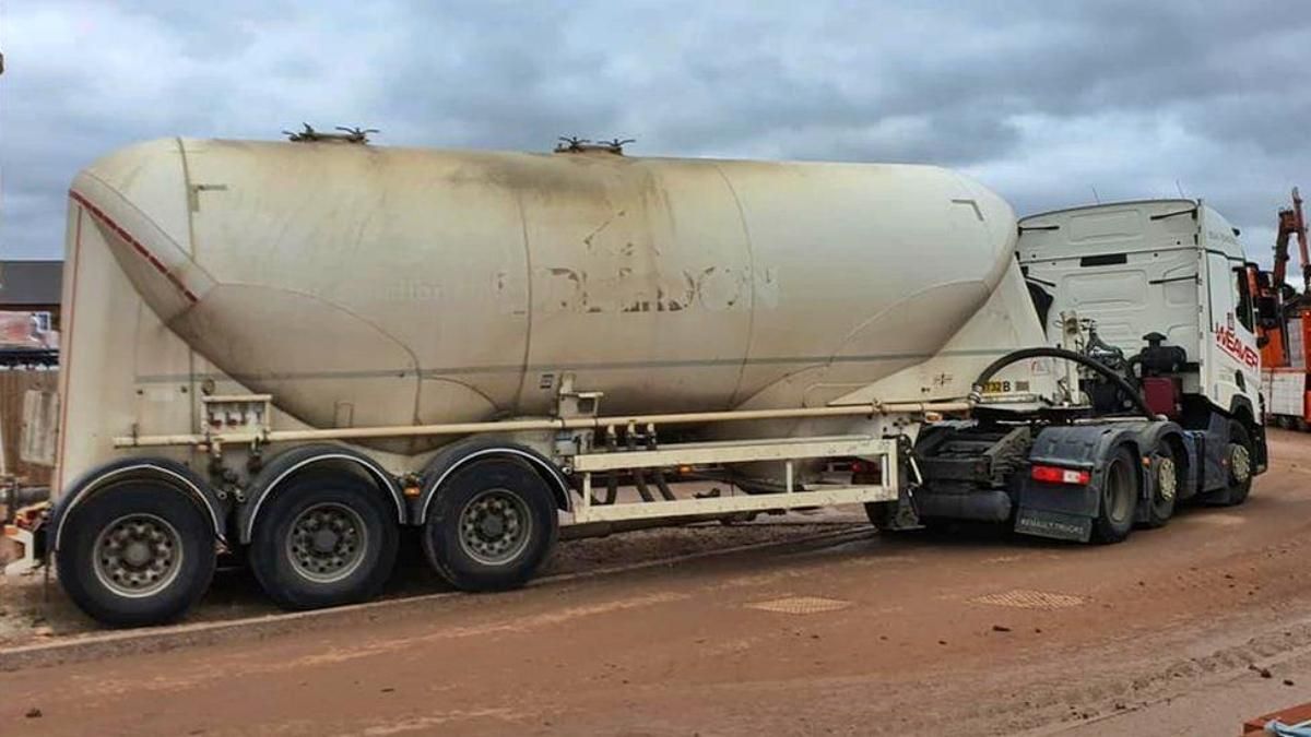 Топливный кризис в Британии: 20 водителей преследовали грузовик, думая что это бензовоз - Развлечения