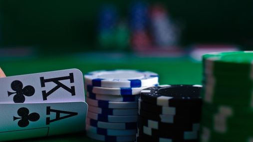 Вікові обмеження для гемблерів: зі скількох років можна грати в казино у різних країнах