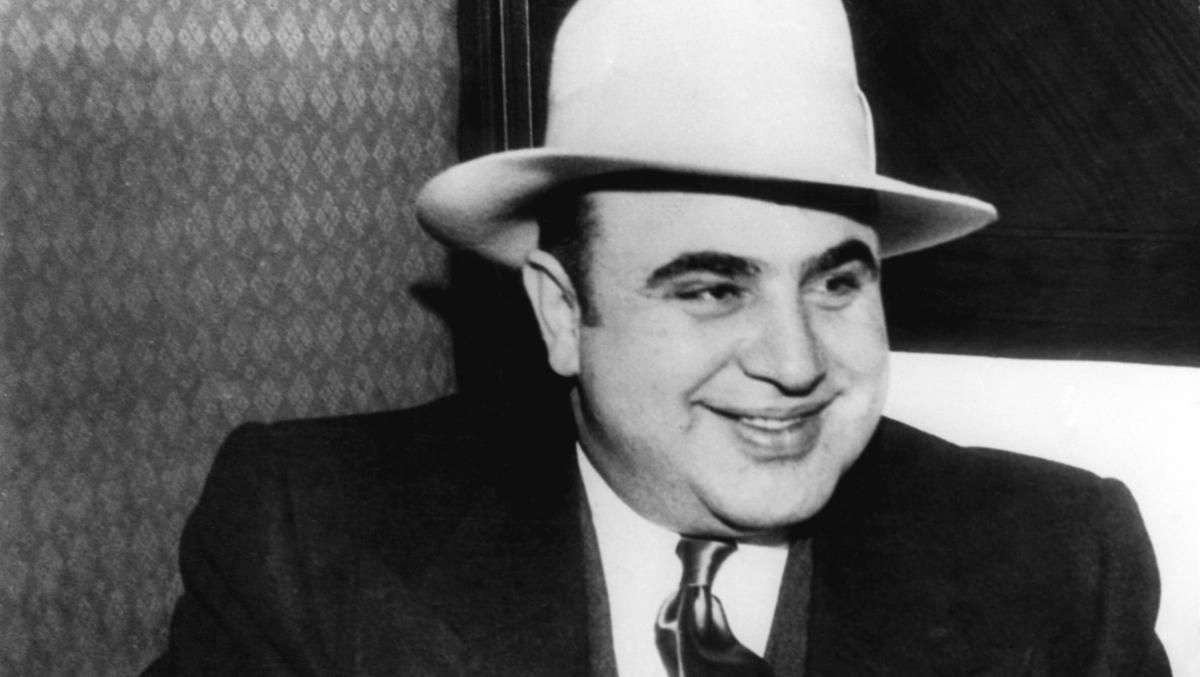 Оружие, драгоценности и другое: внуки гангстера Аль Капоне продают его вещи на аукционе - Развлечения