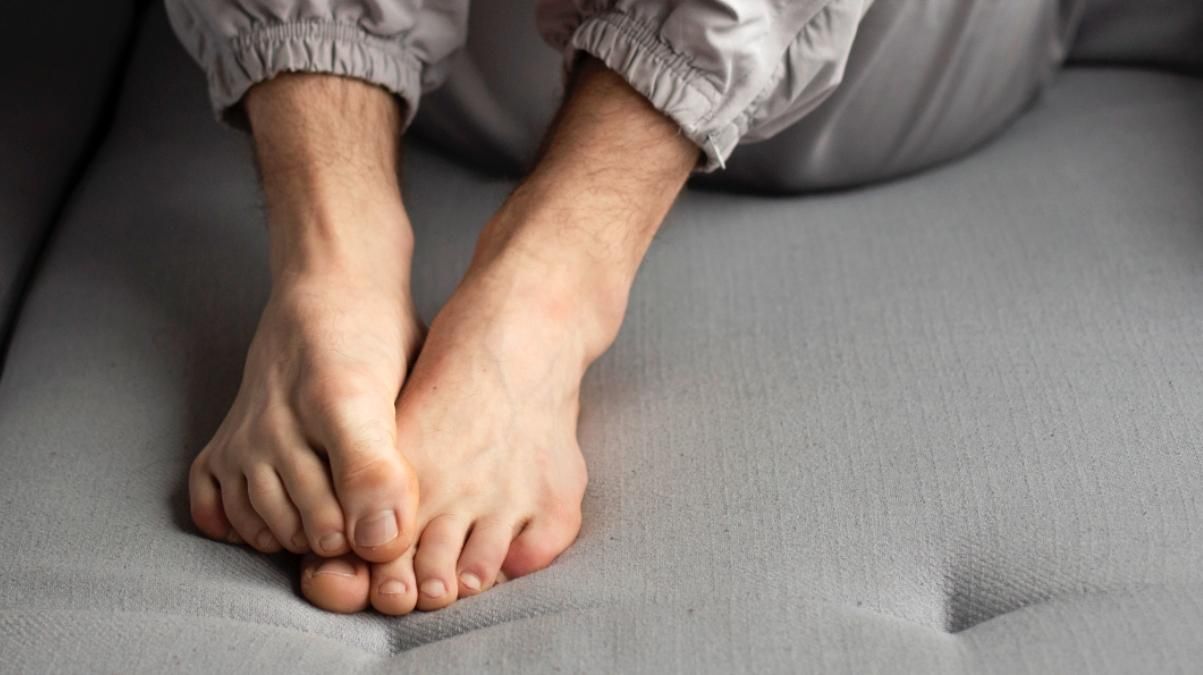 Не помістився: злочинець спробував заховатися від поліції, але його виказали власні ноги - Розваги Не помістився: злочинець спробував заховатися від поліції, але його виказали власні ноги - Розваги