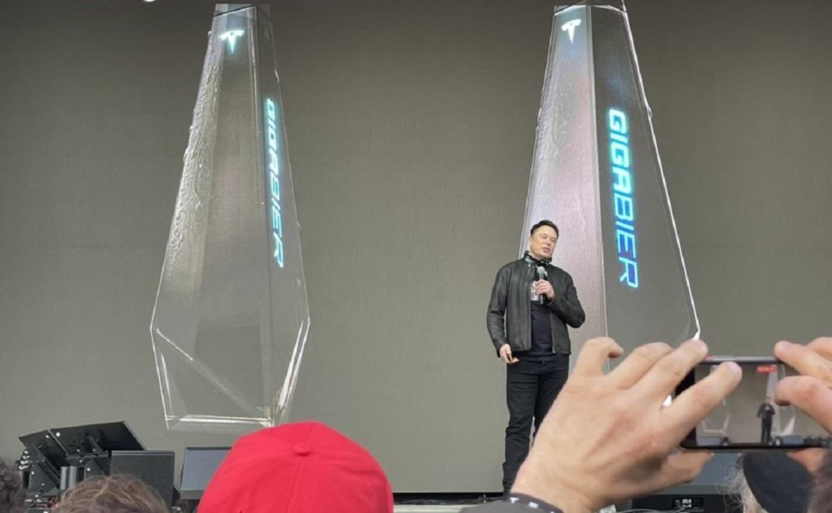 У пляшках в стилі Cybertruck: Ілон Маск анонсував виробництво пива Tesla У пляшках в стилі Cybertruck: Ілон Маск анонсував виробництво пива Tesla