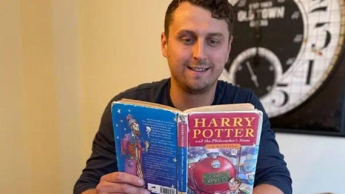 Мужчина по имени Гарри Поттер продал первое издание "Философского камня" за 37 тысяч долларов