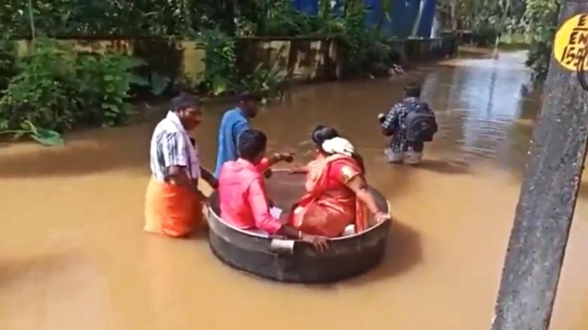 Несмотря на наводнение: в Индии молодожены приплыли на свадьбу в огромном казане - Развлечения Несмотря на наводнение: в Индии молодожены приплыли на свадьбу в огромном казане - Развлечения