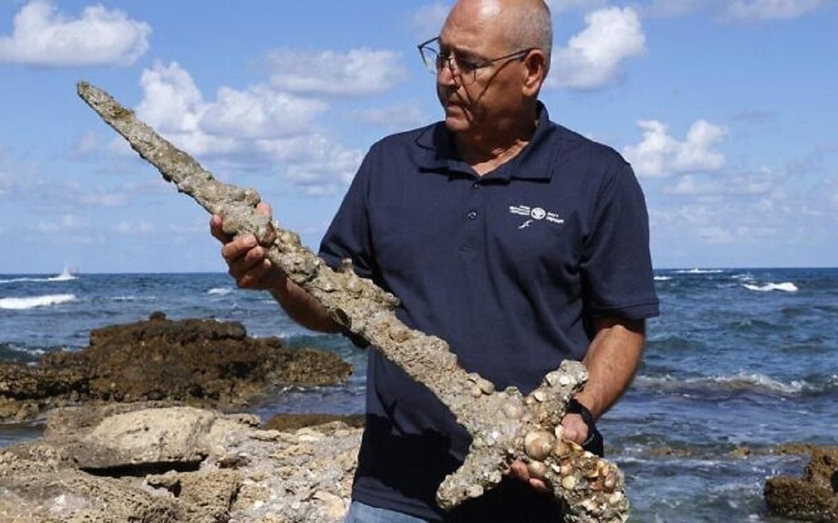 Дайвер нашел у побережья Израиля 900-летний меч крестоносца с метровым лезвием