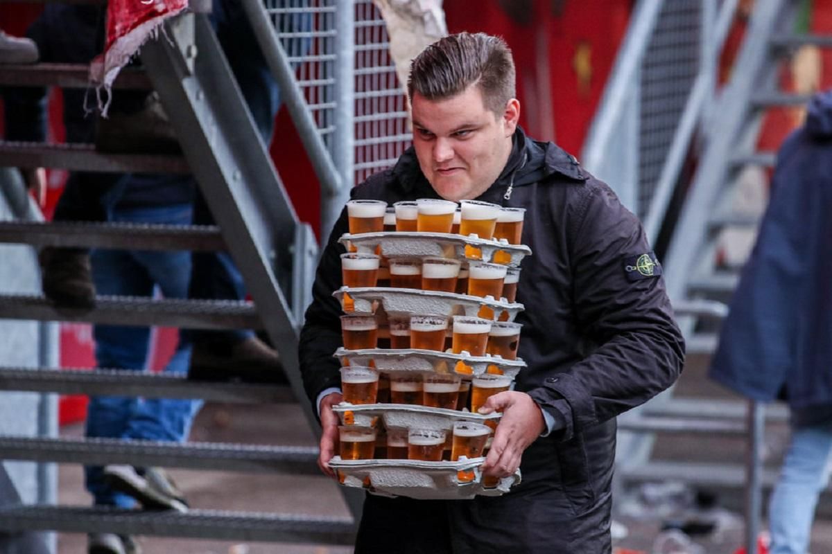 Фанат ФК "Твенте" за раз доніс 48 келихів пива: здобув повагу та став вірусним Фанат ФК "Твенте" за раз доніс 48 келихів пива: здобув повагу та став вірусним