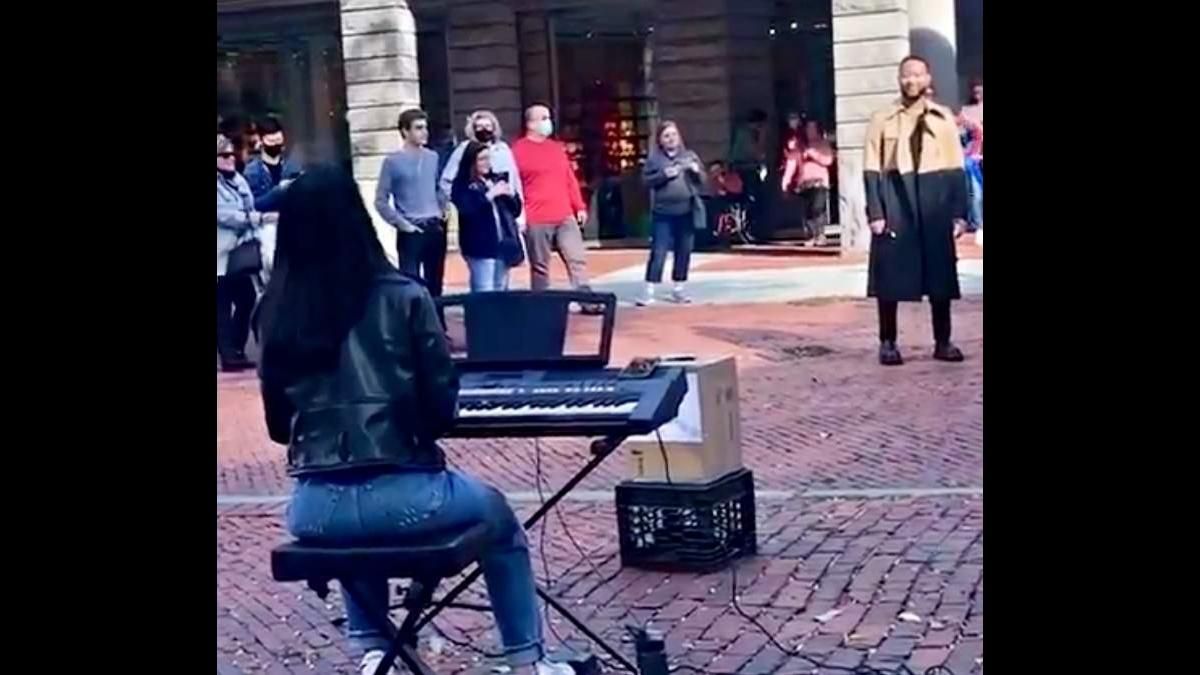 Джон Ледженд опинився у натовпі, коли вулична артистка співала його пісню: зворушливі відео - Розваги Джон Ледженд опинився у натовпі, коли вулична артистка співала його пісню: зворушливі відео - Розваги