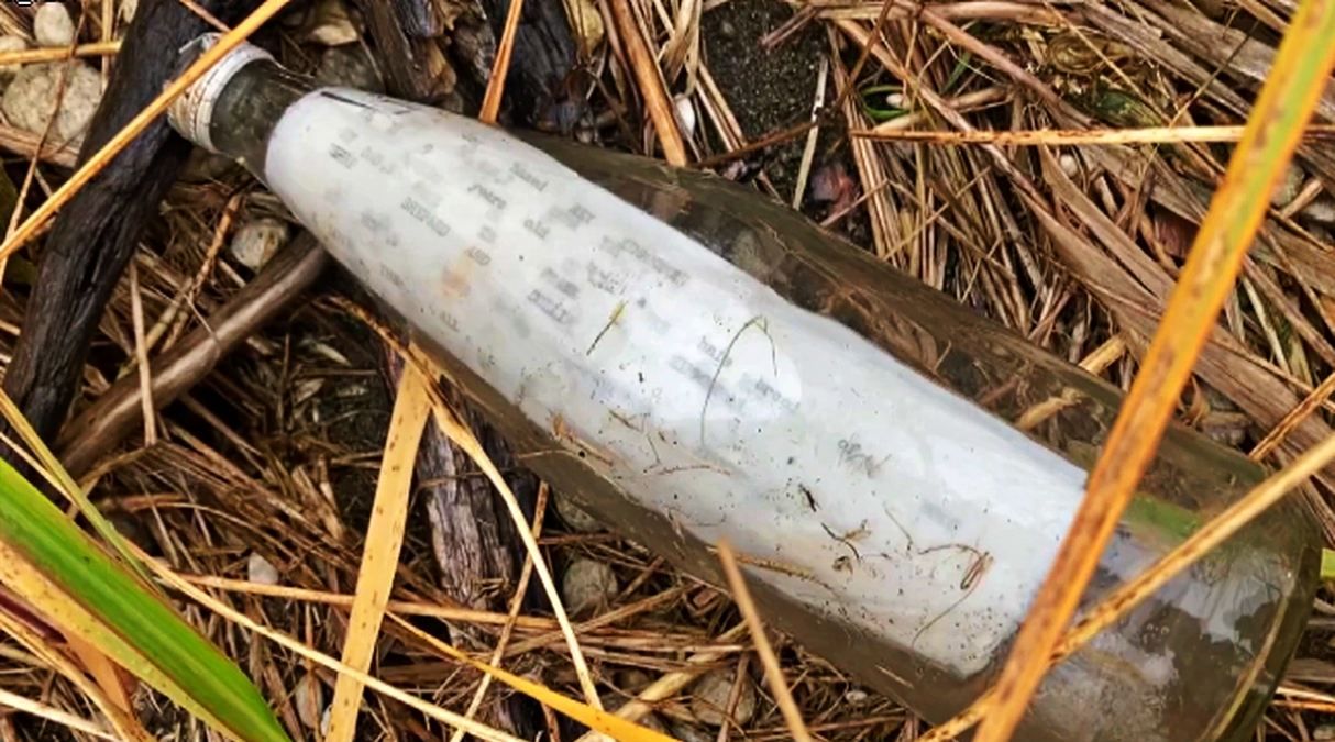 Плавала почти 50 лет: мужчина получил послание в бутылке, которую он бросил в море в детстве - Развлечения Плавала почти 50 лет: мужчина получил послание в бутылке, которую он бросил в море в детстве - Развлечения