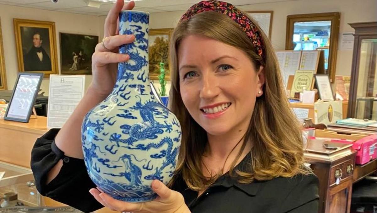 Тріснуту вазу, що простояла в шафі десятки років, продали на аукціоні за шалену суму - Розваги Тріснуту вазу, що простояла в шафі десятки років, продали на аукціоні за шалену суму - Розваги