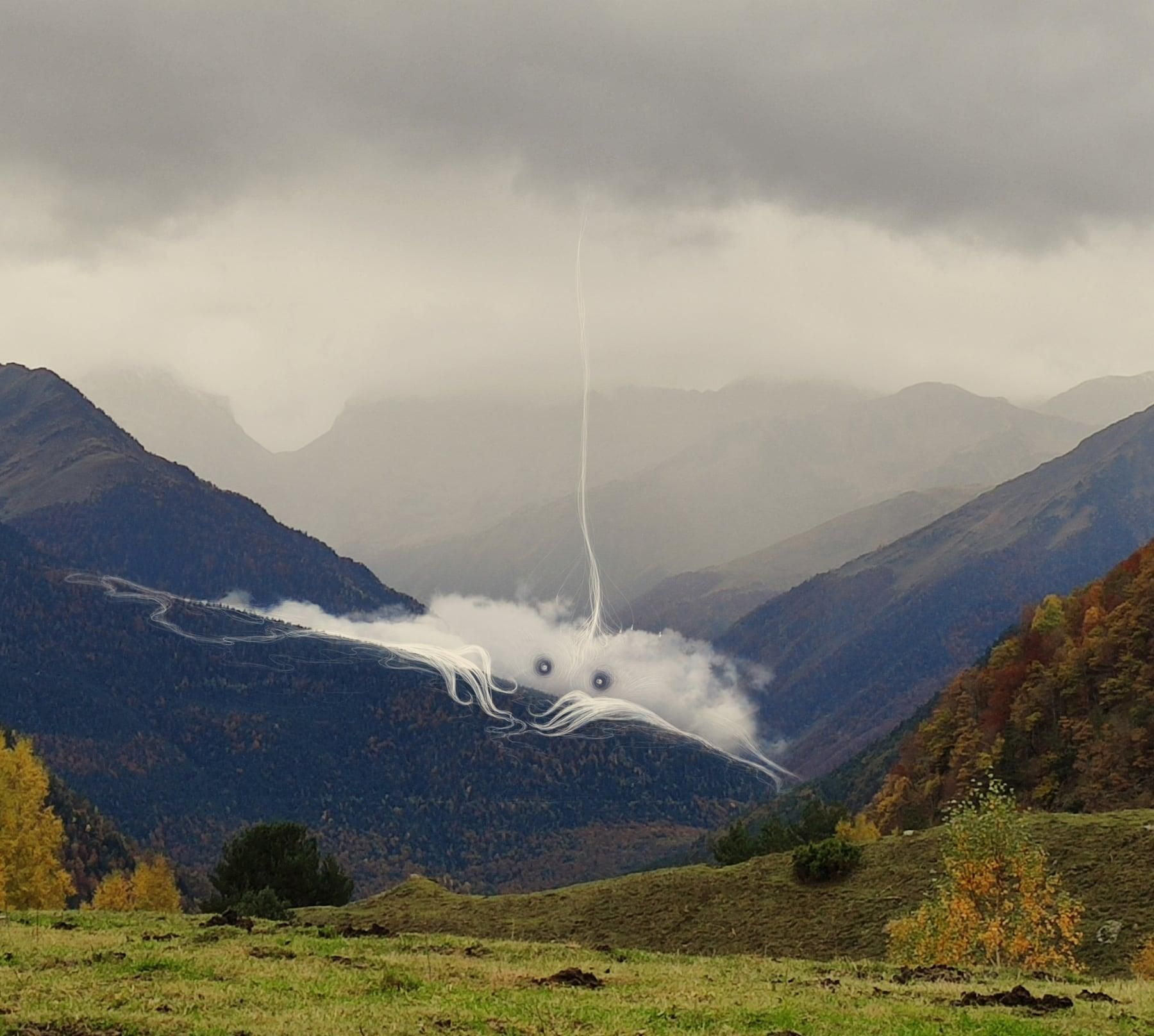 Таинственные призраки: художник создает удивительные иллюстрации горных туманов