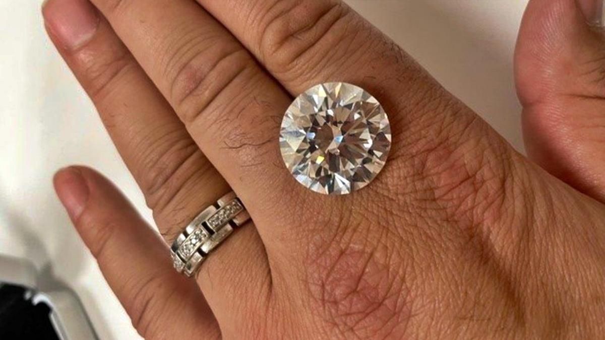 Едва не выбросила: женщина убирала дома и нашла огромный бриллиант – он стоит миллионы - Развлечения