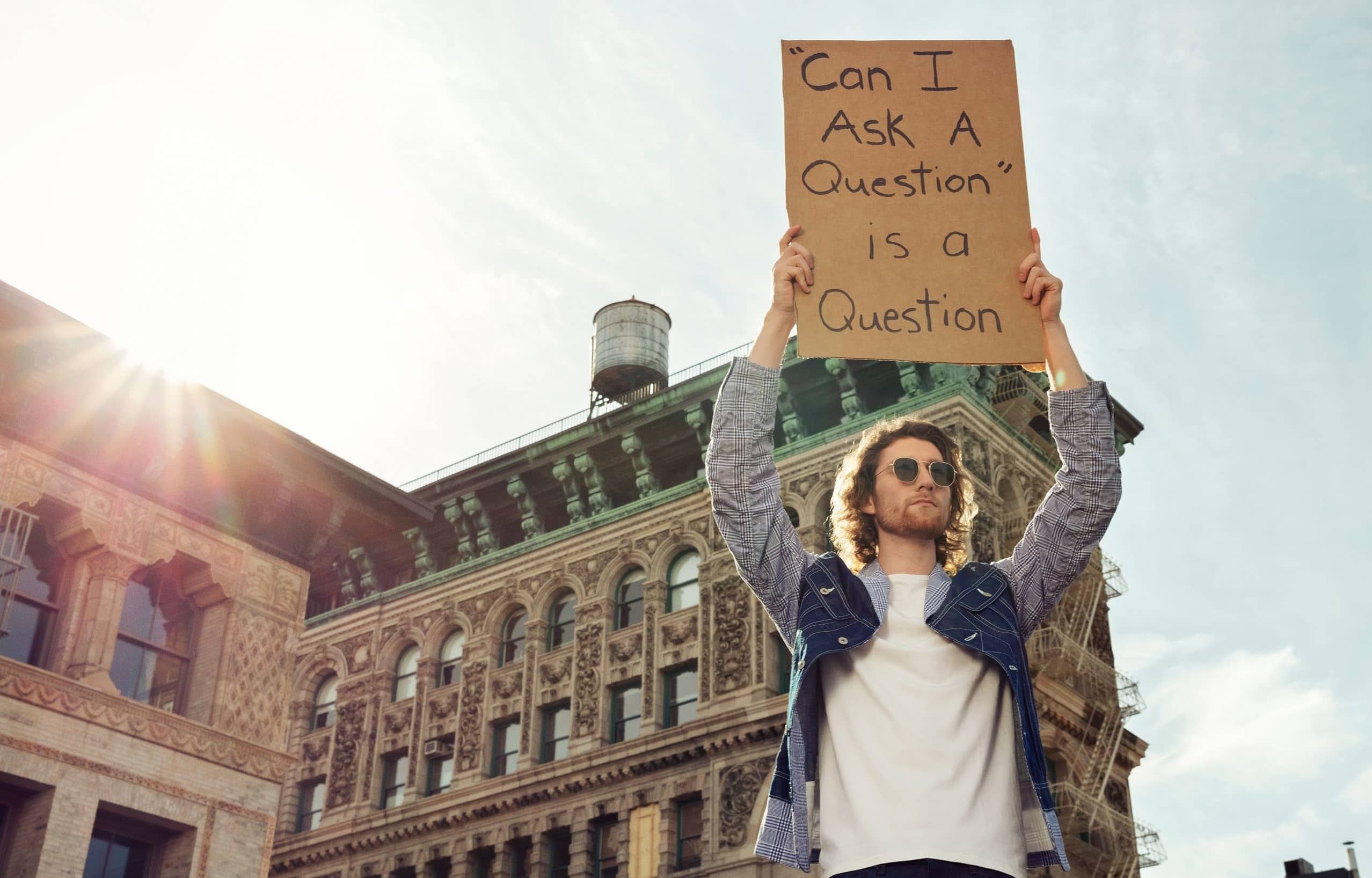 Остроумный парень удивляет прохожих призывами с плакатом в руках: фото забавных мини-протестов Остроумный парень удивляет прохожих призывами с плакатом в руках: фото забавных мини-протестов