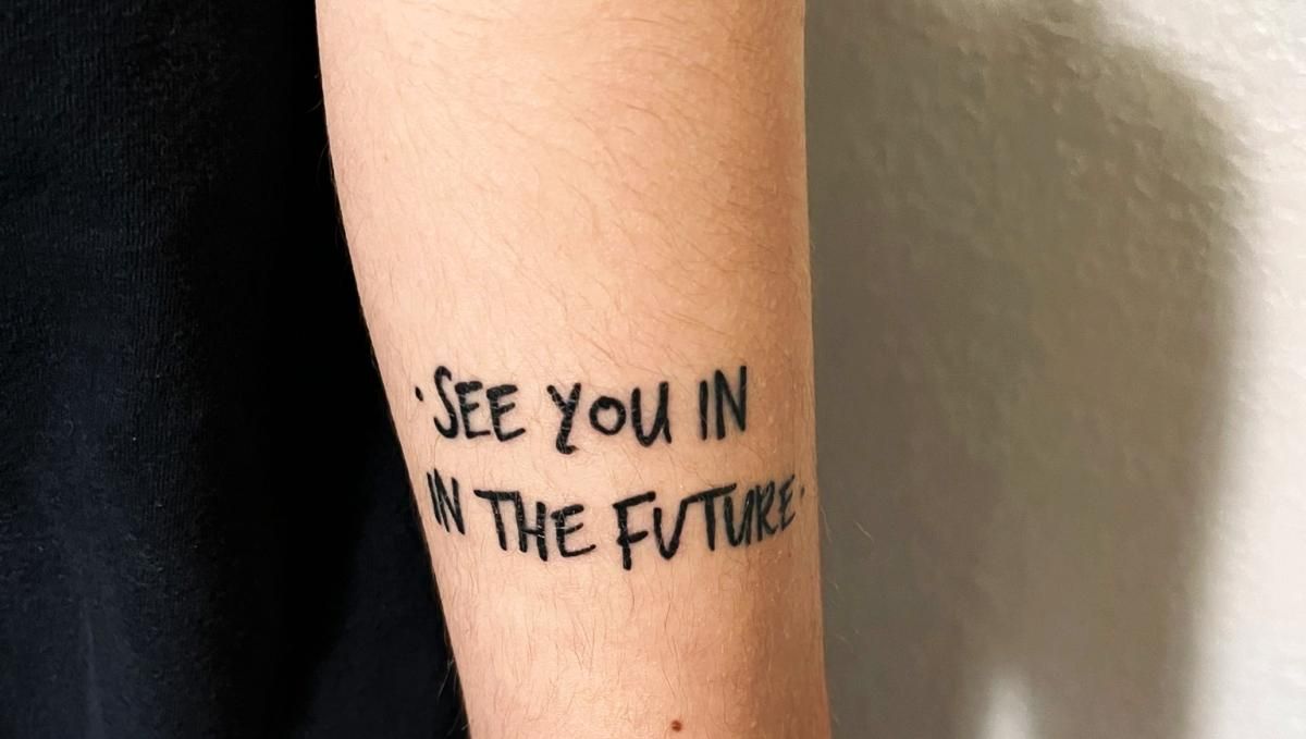 Рок-группа официально изменила название песни ради фанатки: она сделала тату с ошибкой - Развлечения Рок-группа официально изменила название песни ради фанатки: она сделала тату с ошибкой - Развлечения