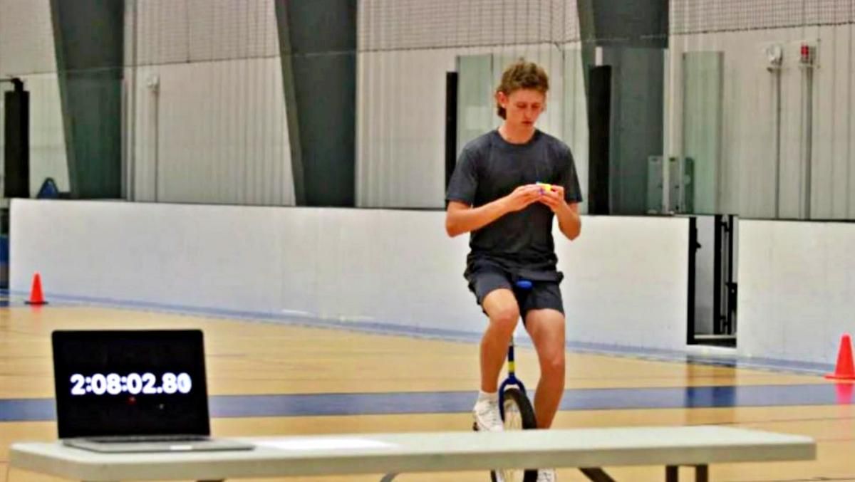 Невероятный рекорд: подросток собрал 300 кубиков Рубика на одноколесном велосипеде - Развлечения Невероятный рекорд: подросток собрал 300 кубиков Рубика на одноколесном велосипеде - Развлечения