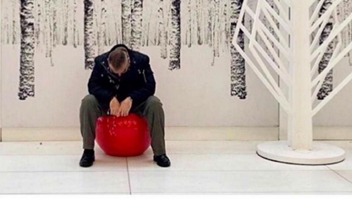 Отдельный вид страданий: курьезные фото мужчин, которые слишком долго ждали женщин в магазинах - Развлечения Отдельный вид страданий: курьезные фото мужчин, которые слишком долго ждали женщин в магазинах - Развлечения