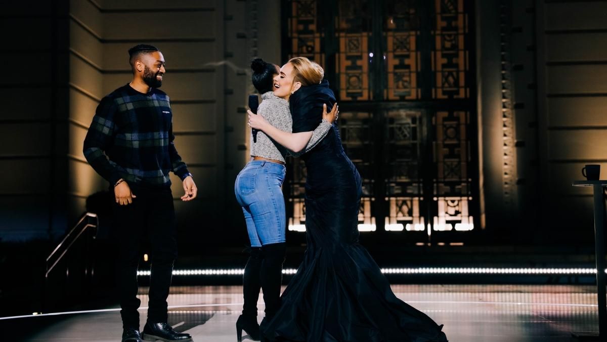 Адель допомогла фанату влаштувати ідеальне освідчення для коханої: зворушливе відео з концерту - Розваги Адель допомогла фанату влаштувати ідеальне освідчення для коханої: зворушливе відео з концерту - Розваги