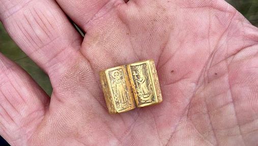 Британка знайшла 600-річну міні-Біблію із золота: фото крихітної реліквії