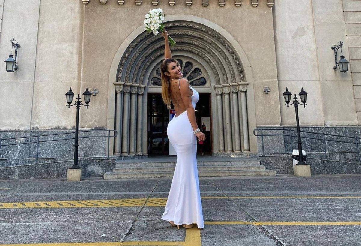 Брак продлился недолго: бразильянка, которая женилась сама на себе, развелась через три месяца Брак продлился недолго: бразильянка, которая женилась сама на себе, развелась через три месяца