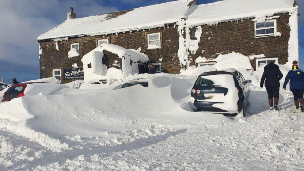 Засипало снігом: десятки туристів на три дні застрягли у найвищому пабі Великої Британії