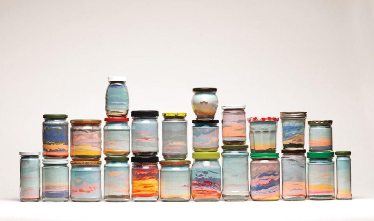Песочные закаты солнца: художница вмещает пейзажи в стеклянные банки Песочные закаты солнца: художница вмещает пейзажи в стеклянные банки