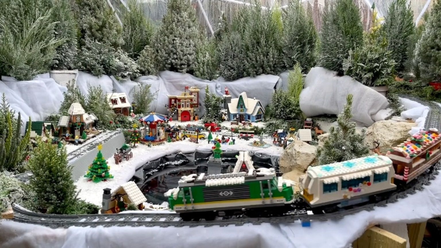Чоловік створив 100-метрову залізницю з LEGO, щоб потішити подарунками своїх котів - Розваги