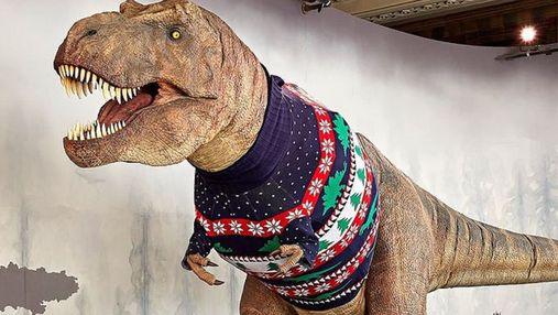 Святкують навіть експонати: музейному тиранозавру у Лондоні зв’язали новорічний светрик