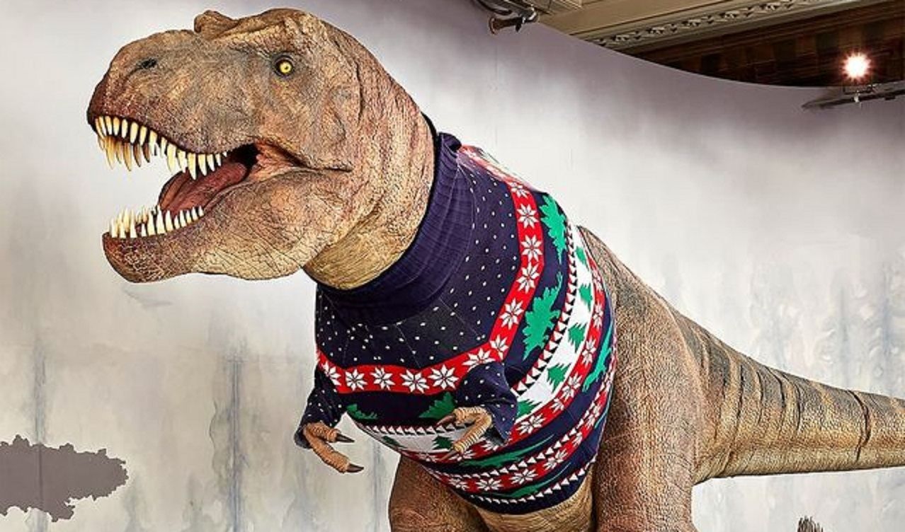Празднуют даже экспонаты: музейному тираннозавру в Лондоне связали новогодний свитер