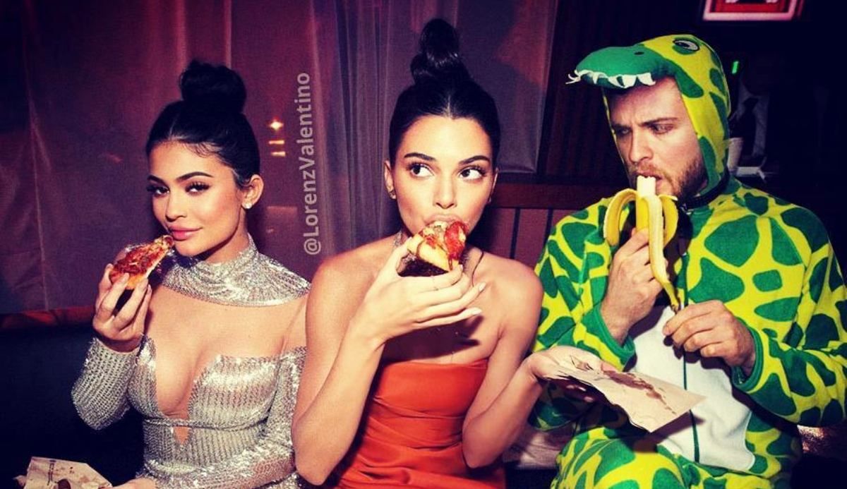 Хлопець у костюмі динозавра розважається зі знаменитостями завдяки фотошопу: курйозні колажі - Розваги Хлопець у костюмі динозавра розважається зі знаменитостями завдяки фотошопу: курйозні колажі - Розваги