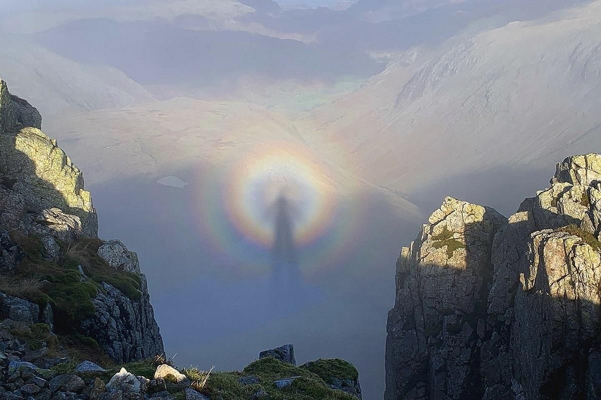 Сюрреалістичний момент: темна фігура примари в горах виявилася природним явищем Сюрреалістичний момент: темна фігура примари в горах виявилася природним явищем