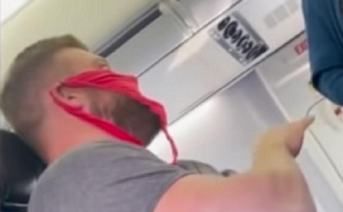 Надел женские трусы вместо маски: пассажира самолета сняли с рейса – курьезное видео